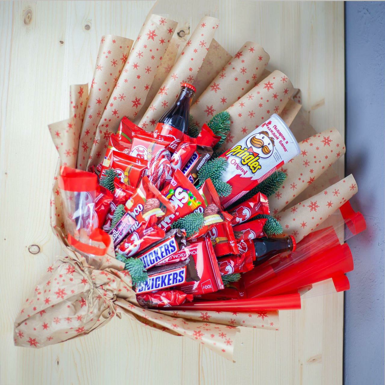 Sedobnyj-buket-223.-Sladkij-buket-iz-snikersov-milkivej-i-chipsov.jpg