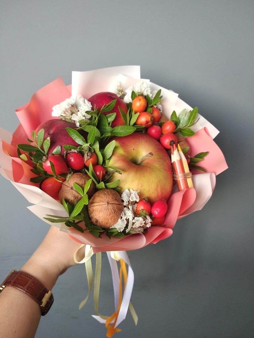 Sedobnyj-buket-32.-Buket-iz-fruktov.-YAdloko-oreh-vinograd.jpg